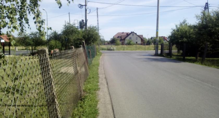 Lata mijają, a Oknicka wciąż bez chodnika. Kiedyś dojdzie tu do tragedii...