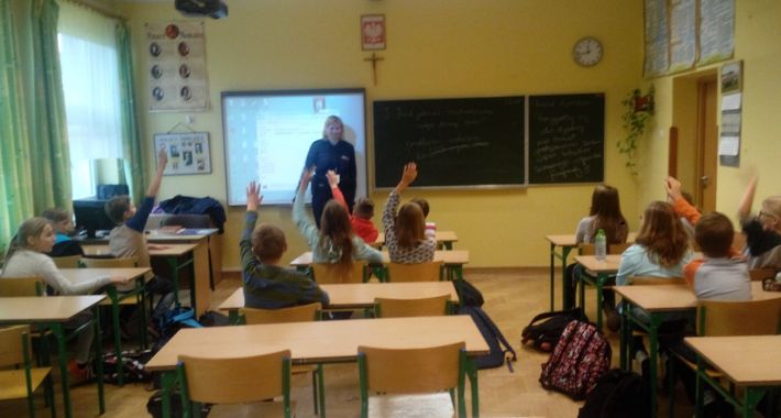 Policjanci z uczniami rozmawiali na temat dopalaczy i narkotyków