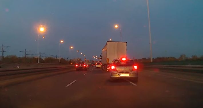 Nagranie karambolu na moście Północnym