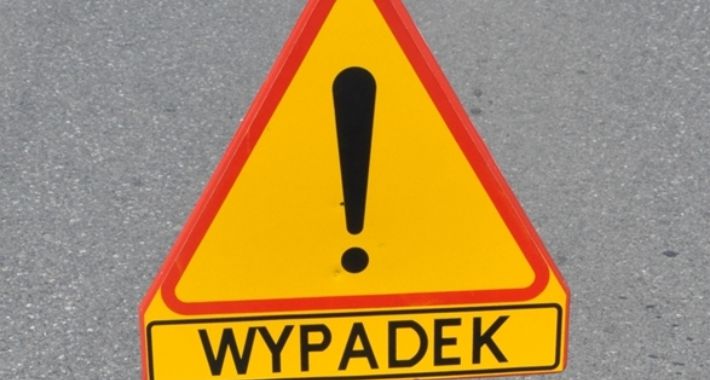Wjechał samochodem w latarnię