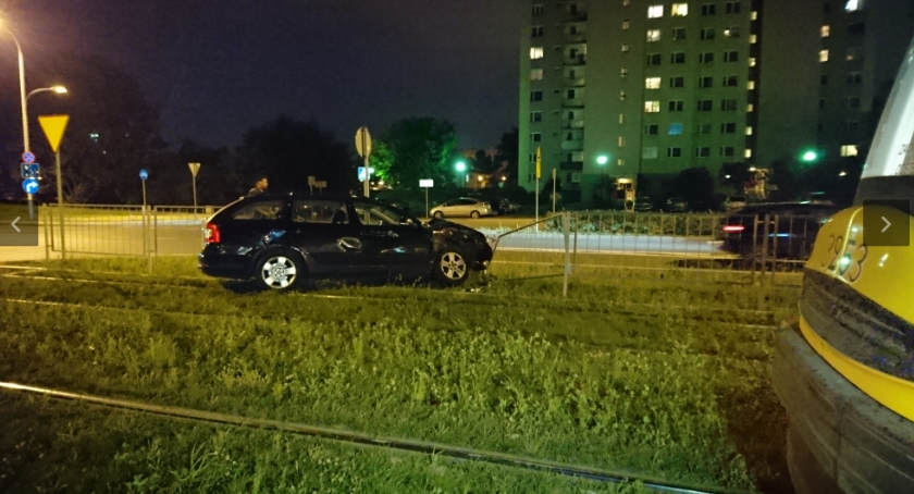 Niebezpieczny wypadek na ul. Światowida. Samochód wjechał w tramwaj