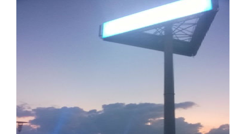 Nastolatkowie weszli na billboard, by zrobić sobie zdjęcia