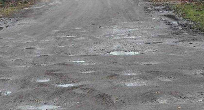 Mieszkańcy Dąbrówki Szlacheckiej napisali list otwarty do burmistrz - proszą o pilną naprawę dróg