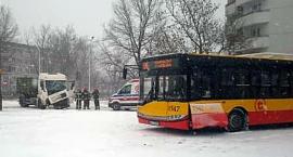 Ciężarówka uderzyła w autobus, a ten w słup i samochód
