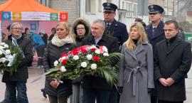 Złożenie wieńców przed tablicą upamiętniającą internowanych