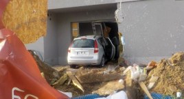 Auto przeleciało nad ogrodzeniem i wbiło się w wejście [ZDJĘCIA]