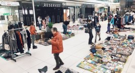 50-letni wazon? Może sukienka z dancingu? Zajrzyjcie na najbliższą wyprzedaż garażową 