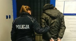 Zaatakował policjanta, bo chciał uwolnić kolegę z radiowozu