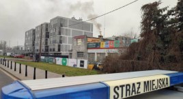 Kłęby czarnego dymu unosiły się nad budynkami