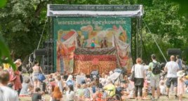 Warszawskie kocykowanie na trawie w Parku Picassa 