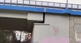 Zwisał z wiaduktu nad torami. Interwencja na Białołęce