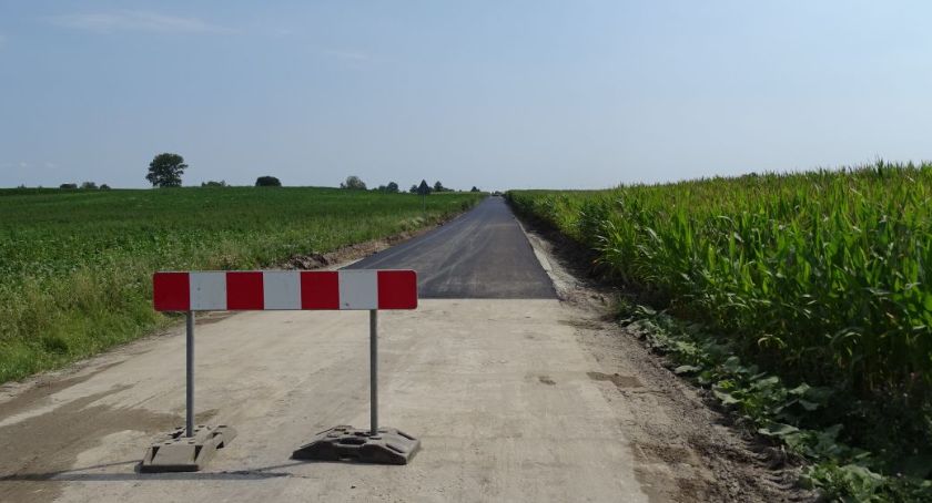 Naprawiają drogi powiatowe