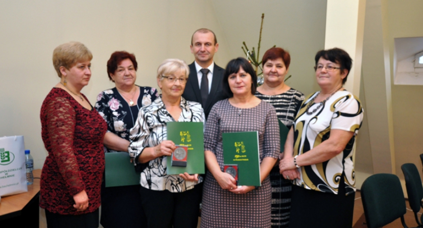 Gospodynie ze Stowarzyszenia Kół Gospodyń Wiejskich Gminy Wąbrzeźno przy stole