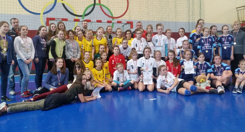 Srebrne szczypiornistki ze Szkoły Podstawowej nr 3 w Wąbrzeźnie 