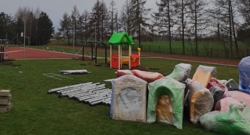 Powstaje plac zabaw w Książkach