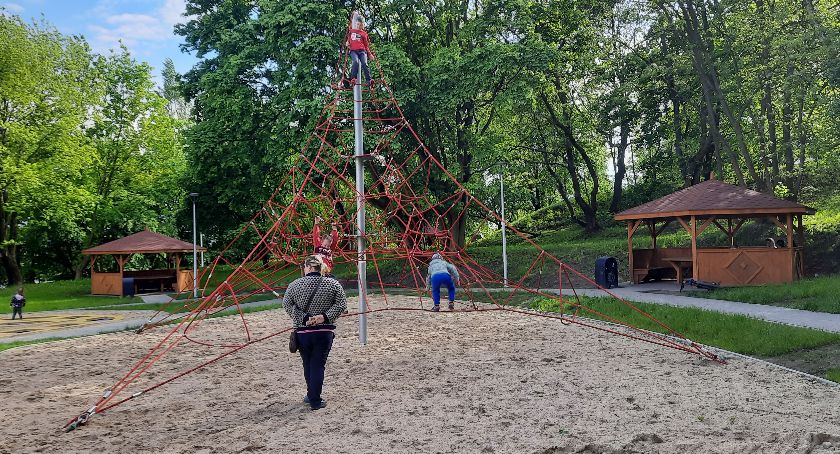 Fachowiec ocenia plac zabaw