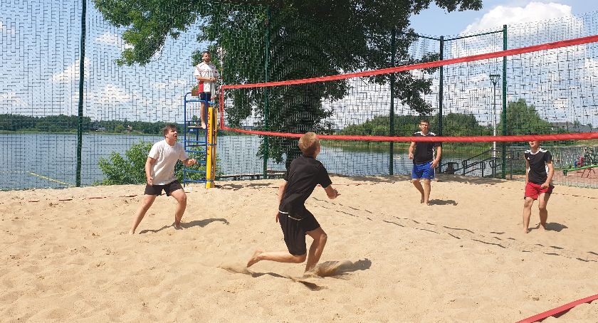Młodzież rywalizowała na plaży