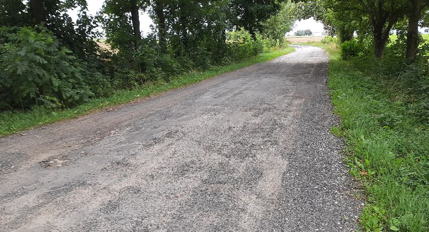 Dziurawa droga zmorą mieszkańców