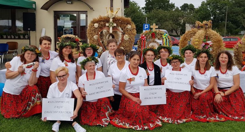 Koń z wozem witaczem dożynek gminnych