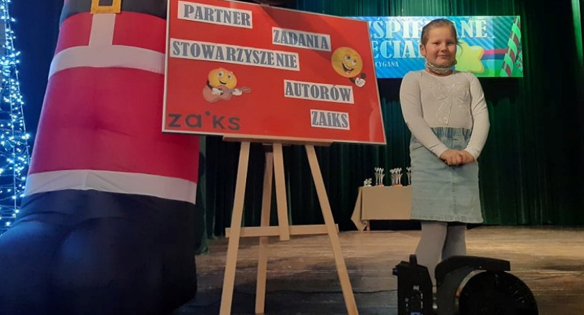 Rozśpiewane dzieciaki na scenie WDK