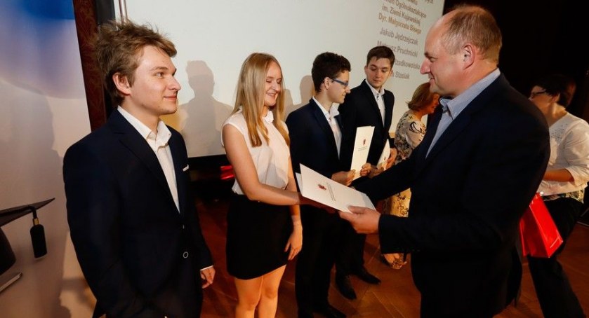 Licealiści ze stypendiami marszałka