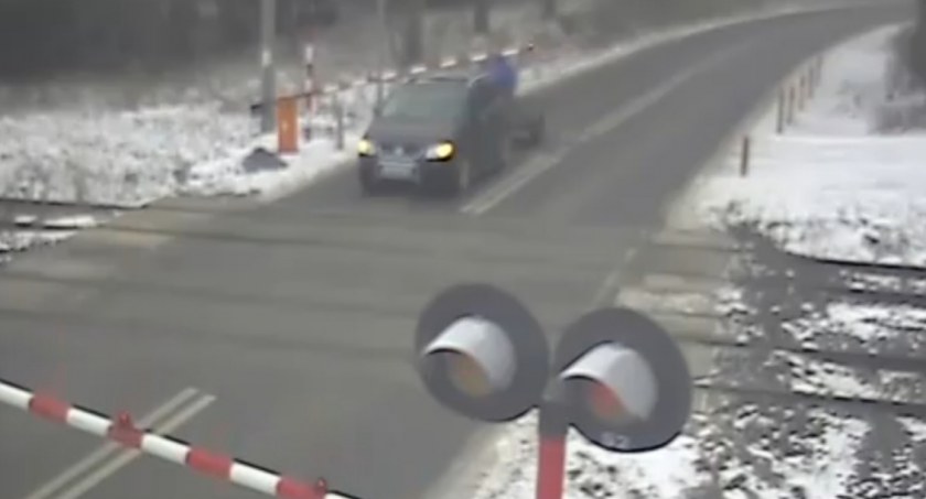 74-latek omal nie zginął na torach
