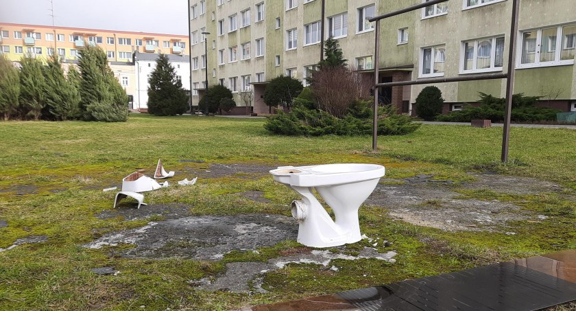Wątpliwa dekoracja pomiędzy blokami na Grudziądzkiej