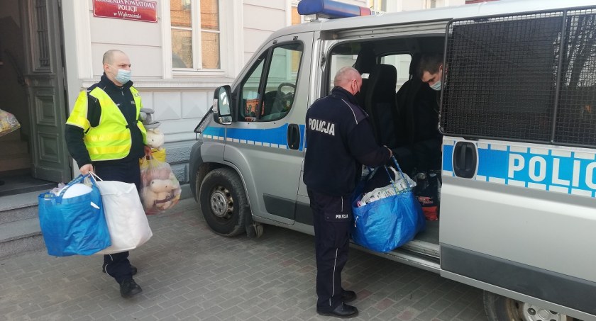 Policjanci z Wąbrzeźna pomagają Ukrainie