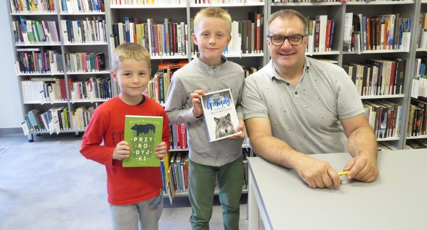 Człowiek z lasu w bibliotece