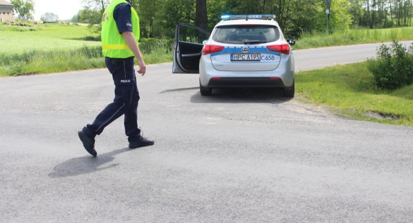 44-latka rzuciła się na policjanta