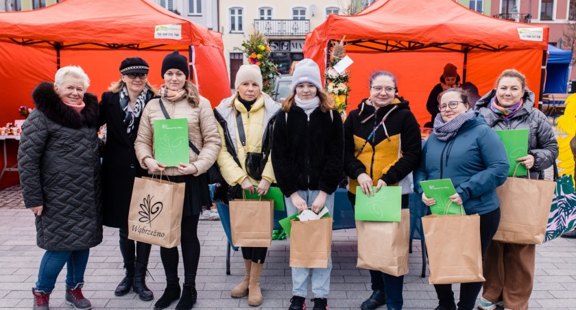 Przedświąteczne zakupy na miejskim jarmarku