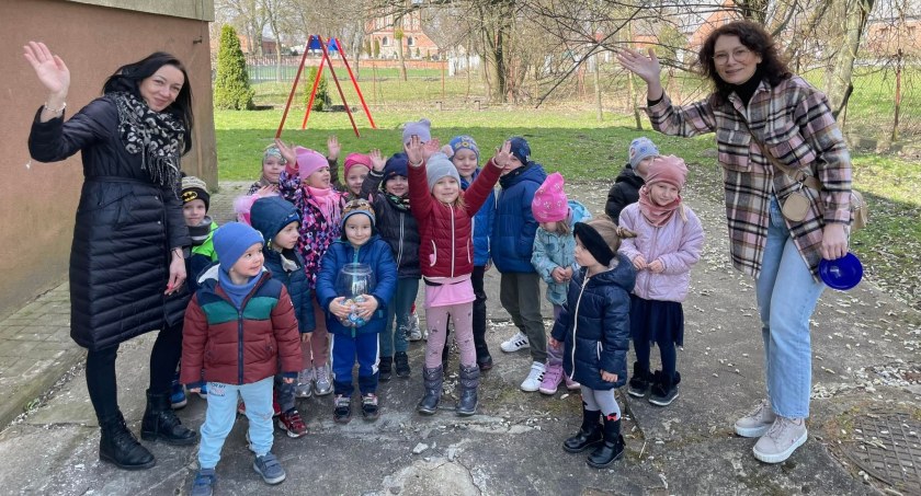 Przedszkolaki szukały ukrytych jaj
