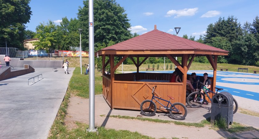 Kto zdemolował plac na Podzamczu?