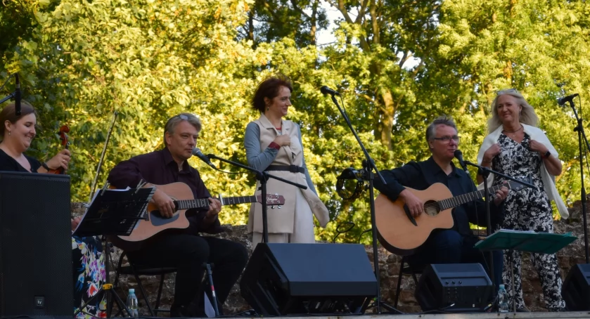 Ziemia szczęśliwa, muzyką i poezją malowana