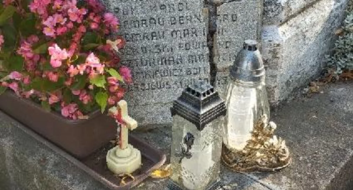 Obelisk czeka na naprawę