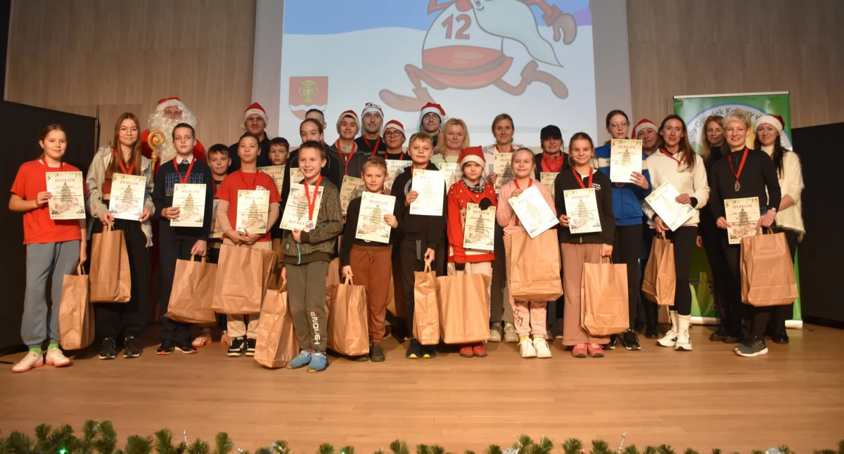 Mikołajkowe bieganie i maszerowanie [zdjęcia]
