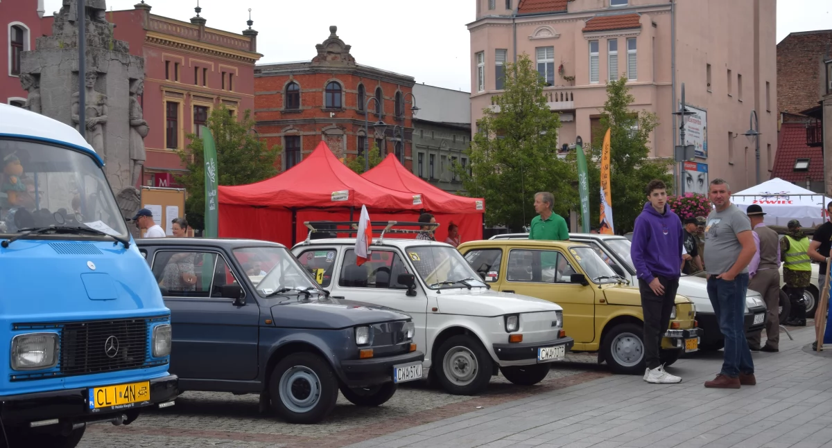 Wystawa Zabytkowych Pojazdów na rynku