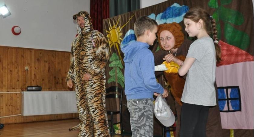 Teatr w służbie książek