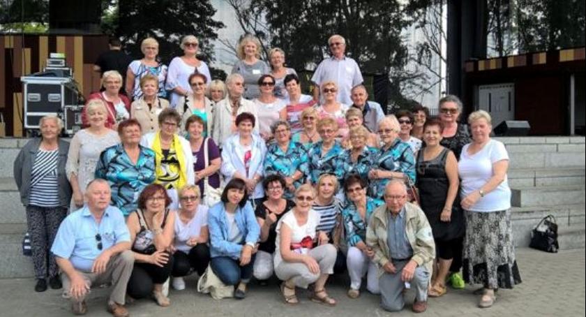 Seniorzy podróżują i występują