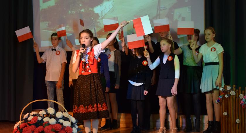 Uczniowie w hołdzie ojczyźnie
