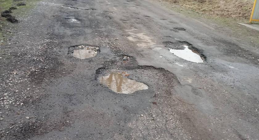 Dziurawe drogi – temat rzeka
