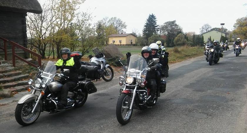 Schowali motocykle do garażu