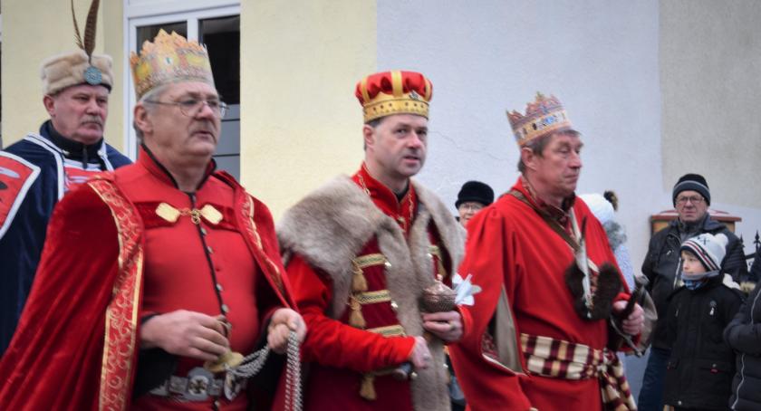 Trzej Królowie na ulicach miasta