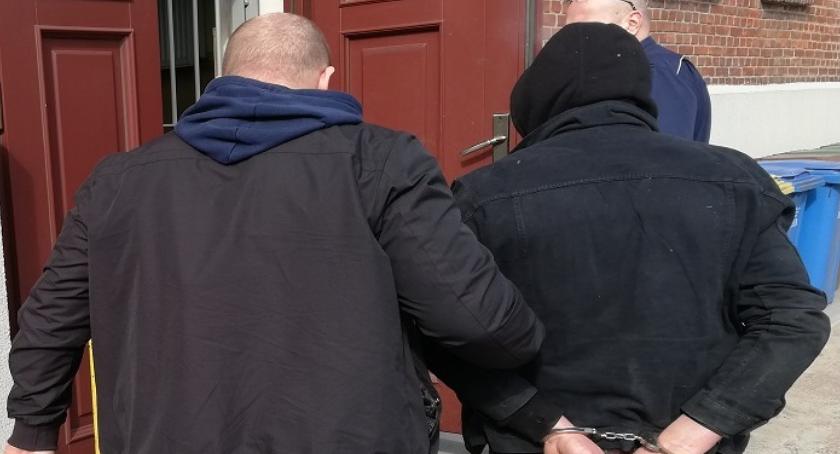 Rzucił się na policjantów