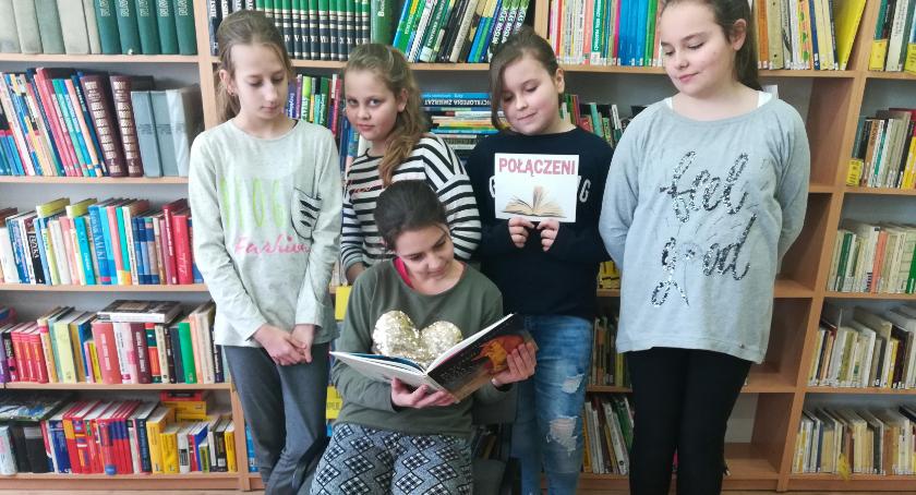 Kreatywne zdjęcia z książką 