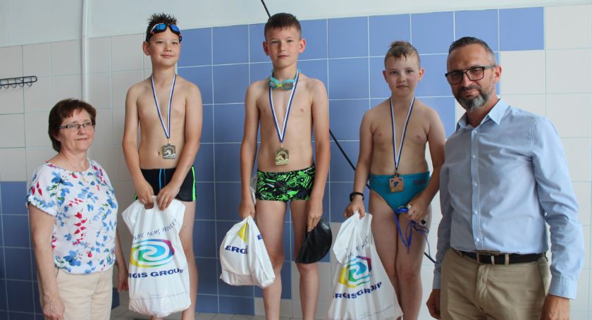 Młodzi pływacy w akcji