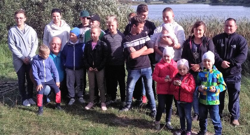 Młodzi wędkarze w akcji