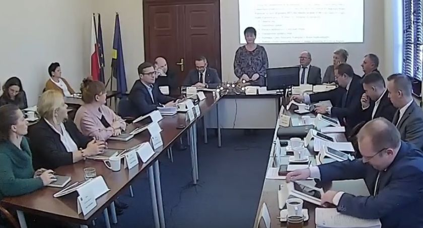 Ambitnie, ale z deficytem