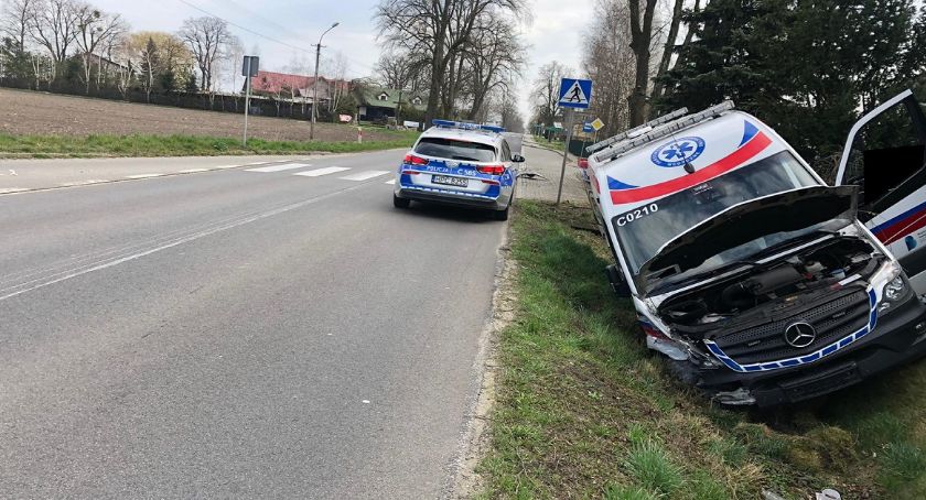 Zepchnął karetkę do rowu