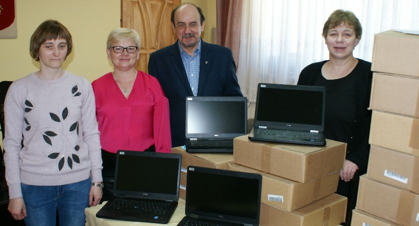 28 laptopów dla uczniów